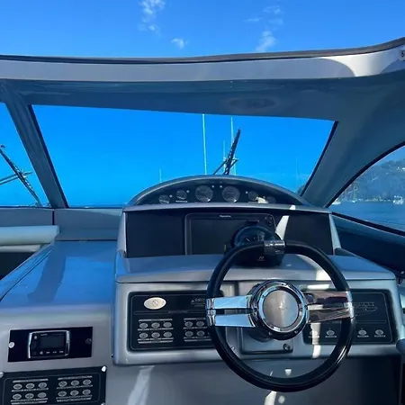 Urus - Live The Experience Hotel en barco