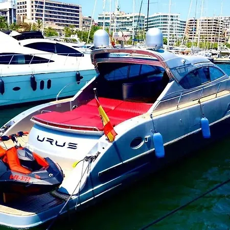 Urus - Live The Experience Hotel en barco
